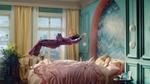 Persoon die op een bed valt