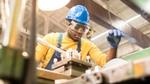 Man in een fabriek met bril en helm