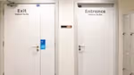 Grote witte ingangs- en uitgangsdeuren naar de Odour Suite van Unilever, waar deodorants worden getest in warme ruimten.