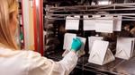 Unilever-wetenschapper test papiermateriaal om te zien of de kwaliteit, sterkte en het uiterlijk ervan behouden blijven tijdens de toeleveringsketen.